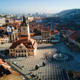 Platz 4: Brasov, Rumänien  Mitten in den rumänischen Kapaten befindet sich die beschauliche Stadt Brasov. Die historische Altstadt und die geschichtsträchtigen Sehenswürdigkeiten zeigen Urlaubern das Rumänien vergangener Tage. Bei durchschnittlich acht Regentagen pro Monat manchmal eben auch bei Regen. 