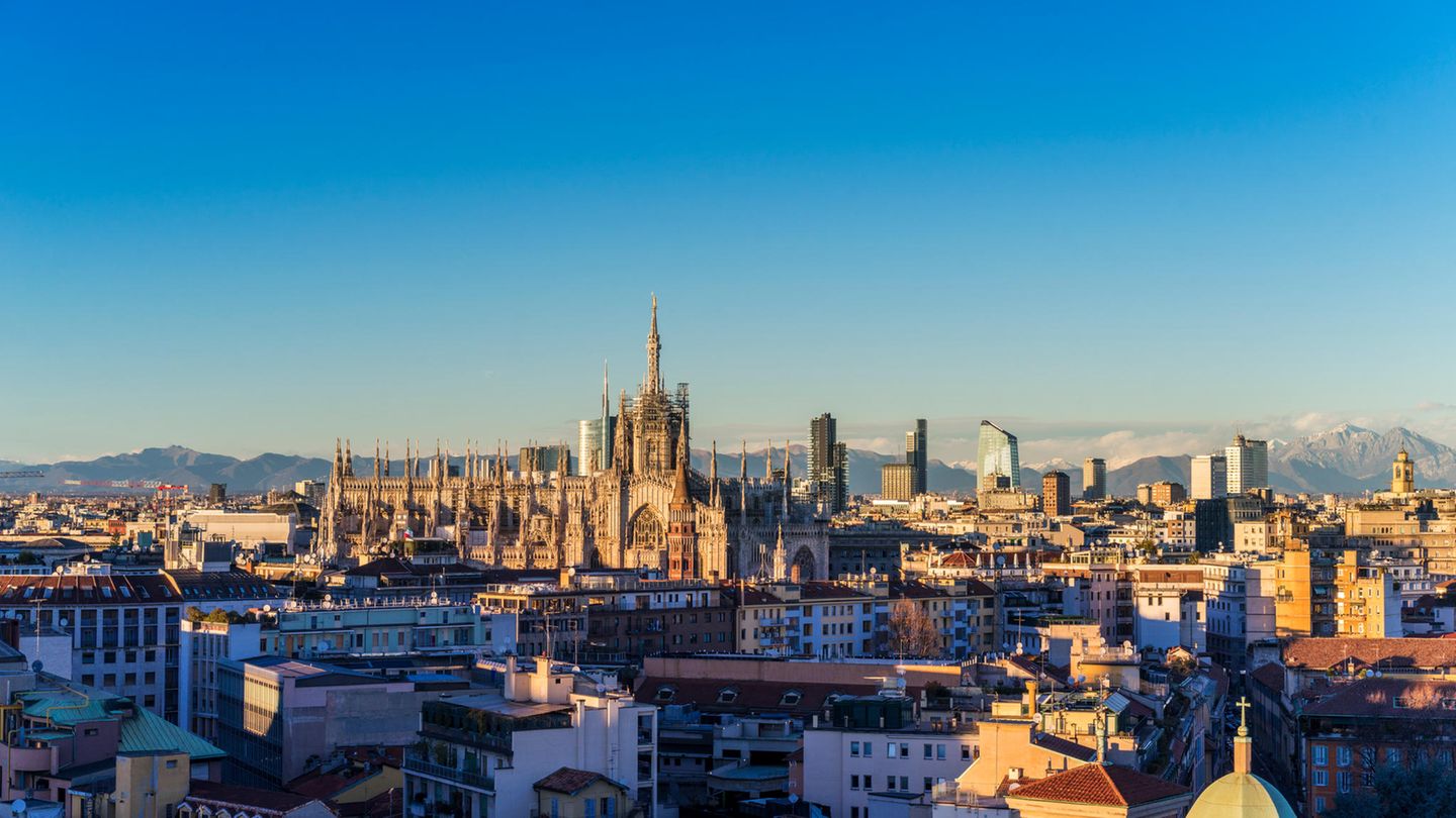 Die italienische Metropole Mailand aus der Luft fotografiert.
