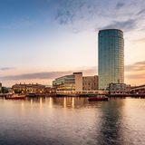 Skyline im Sonnenuntergang von Belfast in Nordirland.