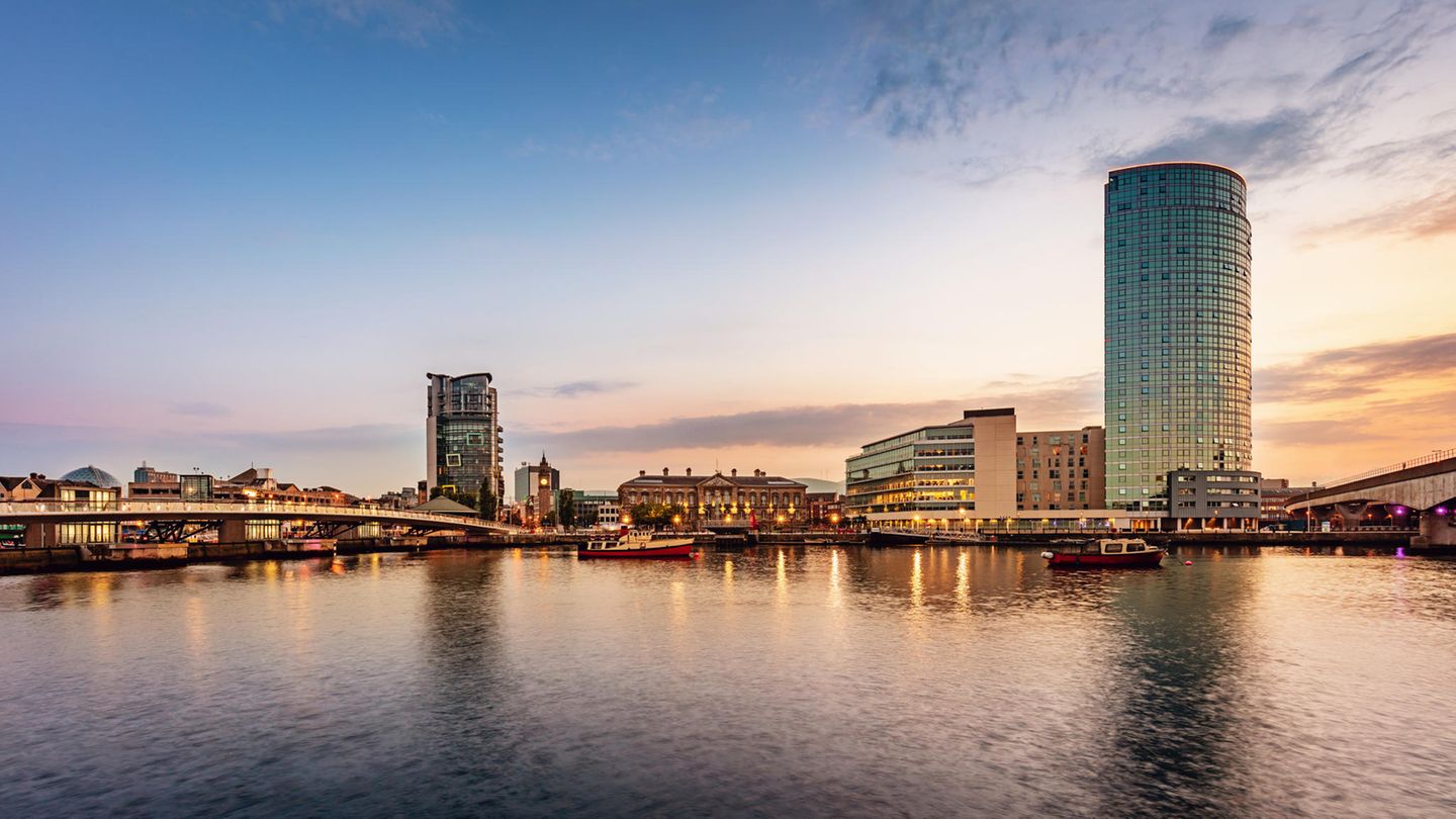 Skyline im Sonnenuntergang von Belfast in Nordirland. Skyline im Sonnenuntergang von Belfast in Nordirland.