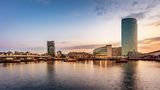 Skyline im Sonnenuntergang von Belfast in Nordirland.