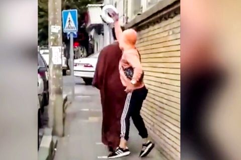 Iran: Teenager schleudern Turbane von Köpfen Geistlicher