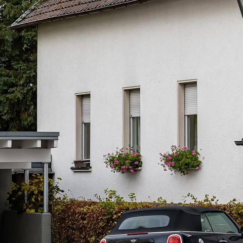Die Wand eines Hauses in Attendorn, daneben eine Garage