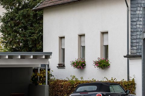 Die Wand eines Hauses in Attendorn, daneben eine Garage