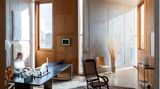 Der Architekt Louis Kahn strebte im Äußeren nach erhabener Abstraktion, im Inneren hielt er die Gebäude schnörkellos und flexibel. Die privaten Büros sollten den Vorlieben der Mitarbeiter entsprechend angepasst werden können. Durch viel Tageslicht und überdachte Gehwege stellte er eine starke Verbindung zu der Außenwelt her. 