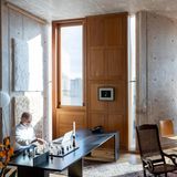 Der Architekt Louis Kahn strebte im Äußeren nach erhabener Abstraktion, im Inneren hielt er die Gebäude schnörkellos und flexibel. Die privaten Büros sollten den Vorlieben der Mitarbeiter entsprechend angepasst werden können. Durch viel Tageslicht und überdachte Gehwege stellte er eine starke Verbindung zu der Außenwelt her. 
