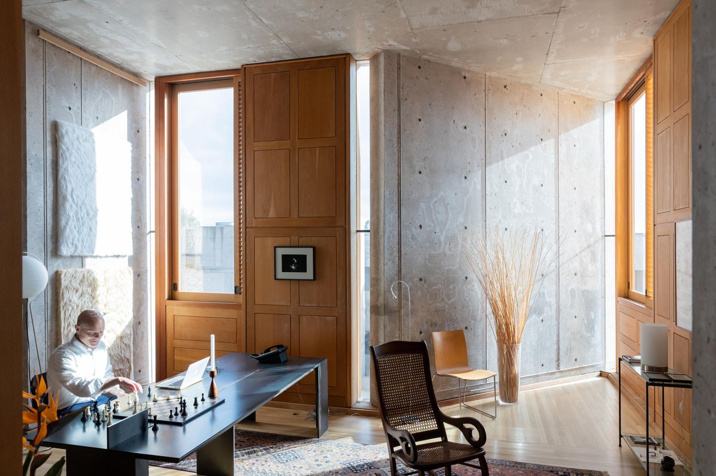 Der Architekt Louis Kahn strebte im Äußeren nach erhabener Abstraktion, im Inneren hielt er die Gebäude schnörkellos und flexibel. Die privaten Büros sollten den Vorlieben der Mitarbeiter entsprechend angepasst werden können. Durch viel Tageslicht und überdachte Gehwege stellte er eine starke Verbindung zu der Außenwelt her. 