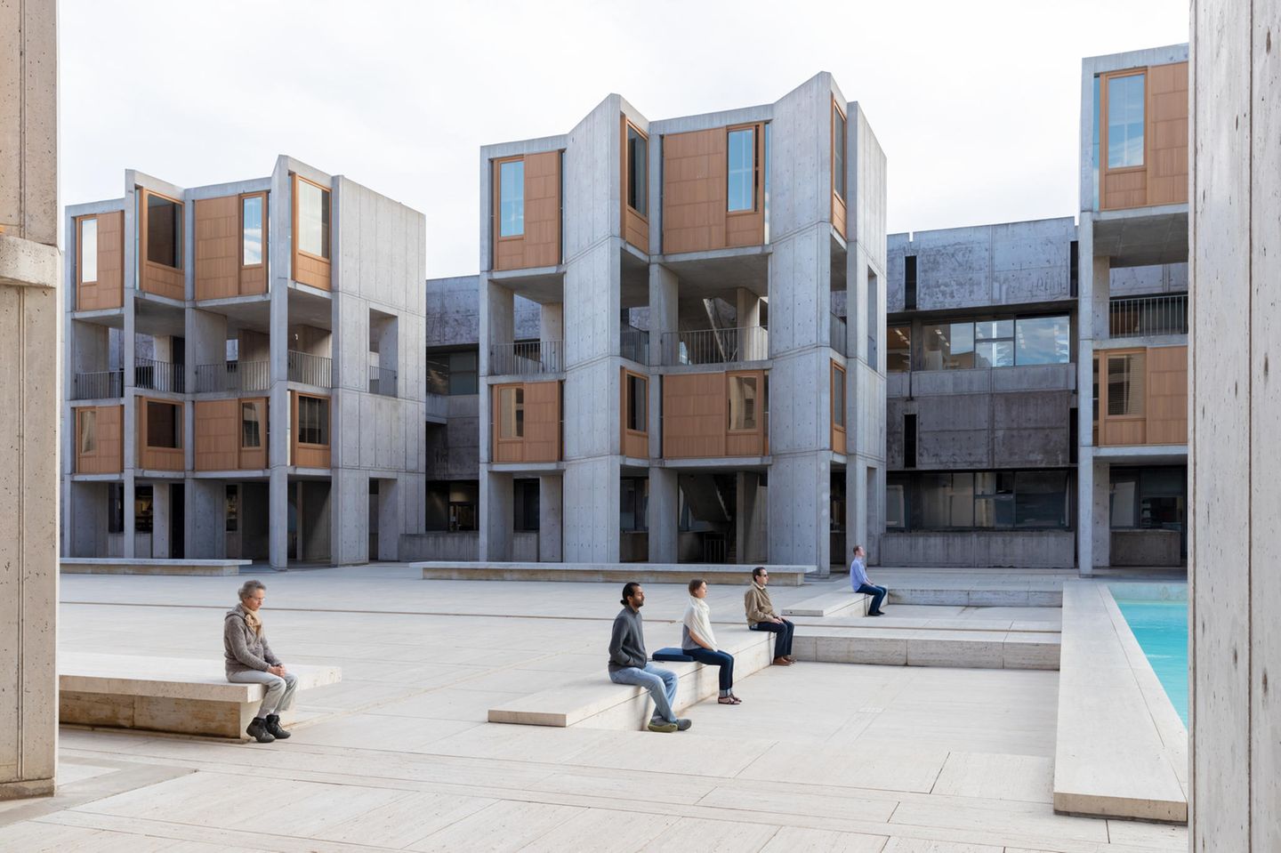 Salk Institute for Biological Studies ist eine in La Jolla, einem Vorort von San Diego in Kalifornien, angesiedelte Forschungseinrichtung. Der Gründer Jonas Salk wollte eine Anlage schaffen, in der Forscher leben und arbeiten können. Eine Umgebung, die eine völlige Konzentration ermöglicht und fördert. Und so ähnelt der Komplex einem modernen Stadthäuser-Viertel, das auch in der Hansestadt Hamburg seinen Platz finden könnte – mit Balkonen, Erkern und Innenhöfen. 