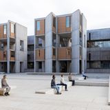 Salk Institute for Biological Studies ist eine in La Jolla, einem Vorort von San Diego in Kalifornien, angesiedelte Forschungseinrichtung. Der Gründer Jonas Salk wollte eine Anlage schaffen, in der Forscher leben und arbeiten können. Eine Umgebung, die eine völlige Konzentration ermöglicht und fördert. Und so ähnelt der Komplex einem modernen Stadthäuser-Viertel, das auch in der Hansestadt Hamburg seinen Platz finden könnte – mit Balkonen, Erkern und Innenhöfen. 