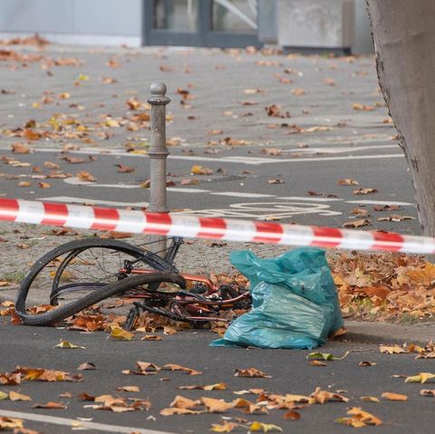 Ein zerstörtes Fahrrad liegt auf der Bundesallee in Berlin-Wilmersdorf