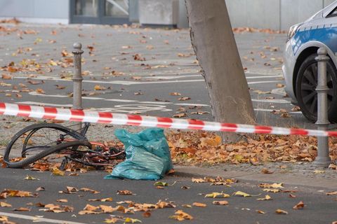 Ein zerstörtes Fahrrad liegt auf der Bundesallee in Berlin-Wilmersdorf