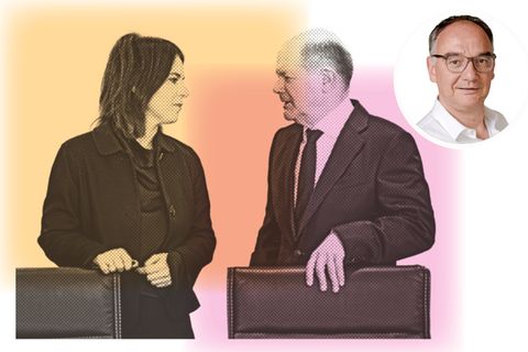 Annalena Baerbock und Olaf Scholz stehen sich gegenüber