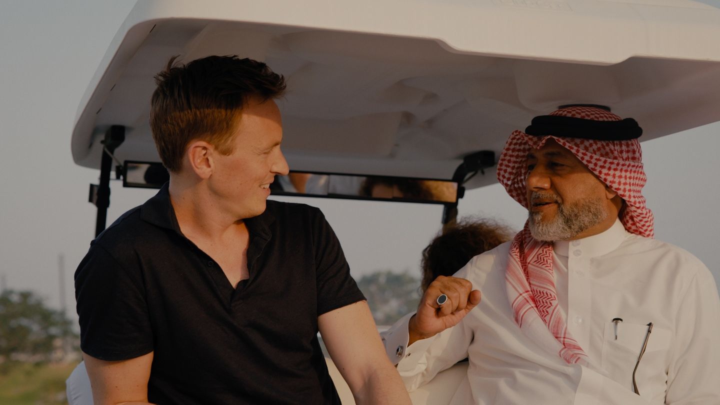 ZDF-Moderator Jochen Breyer im Gespräch mit Katars WM-Botschafter Khalid Salman