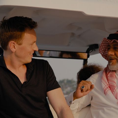 ZDF-Moderator Jochen Breyer im Gespräch mit Katars WM-Botschafter Khalid Salman