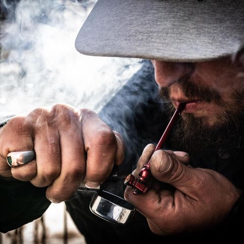 Ein Mann raucht Crack