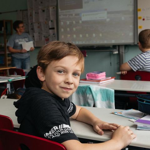 Ein zehnjähriger Junge im Klassenzimmer