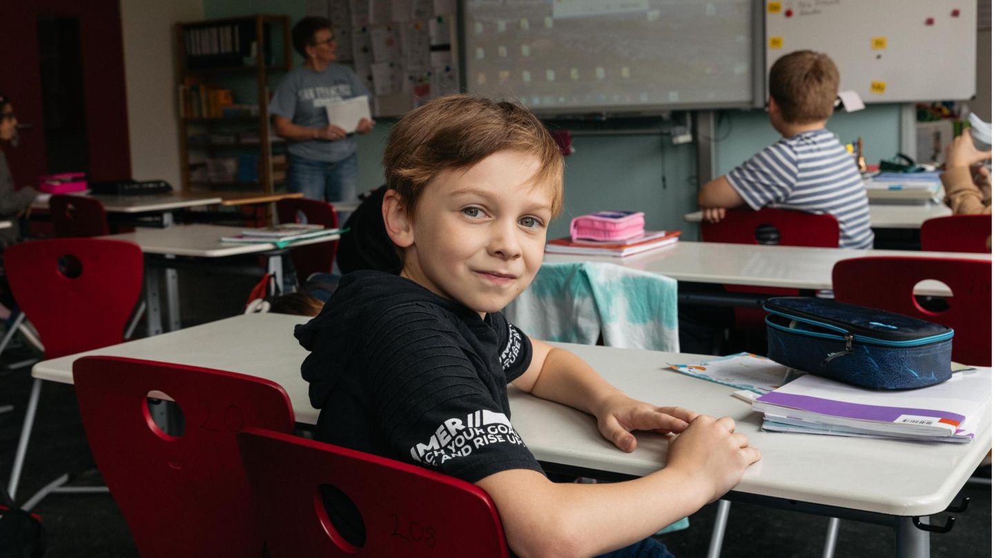 Ein zehnjähriger Junge im Klassenzimmer