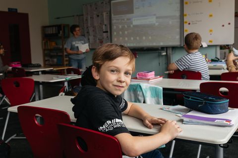Ein zehnjähriger Junge im Klassenzimmer