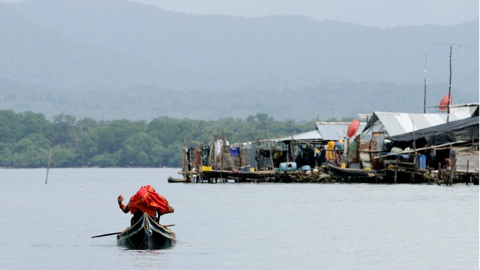 Guna-Frau paddelt in einem traditionellen Boot neben der Insel Gardi Sugdub