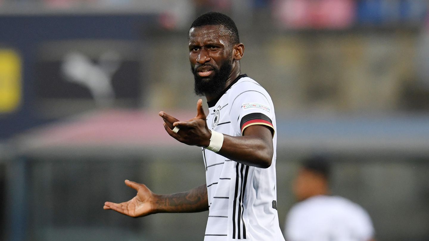 WM 2022 in Katar: Antonio Rüdiger Note: 5 Spielte – zunächst kaum unter Druck – ohne Auffälligkeit, leistete sich aber kurz vor der Pause einen dicken Patzer, als er im Zweikampf gegen Costa Ricas Fuller den Ball vor die Brust legte. Darf sich bei Kollege Neuer bedanken, dass die Situationen nicht mit einem Gegentor endete. Die fielen später, wofür er als Abwehrchef viel Verantwortung trägt. Antonio Rüdiger Note: 5 Spielte – zunächst kaum unter Druck – ohne Auffälligkeit, leistete sich aber kurz vor der Pause einen dicken Patzer, als er im Zweikampf gegen Costa Ricas Fuller den Ball vor die Brust legte. Darf sich bei Kollege Neuer bedanken, dass die Situationen nicht mit einem Gegentor endete. Die fielen später, wofür er als Abwehrchef viel Verantwortung trägt.