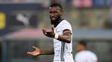 Antonio Rüdiger  Note: 5  Spielte  – zunächst kaum unter Druck – ohne Auffälligkeit, leistete sich aber kurz vor der Pause einen dicken Patzer, als er im Zweikampf gegen Costa Ricas Fuller den Ball vor die Brust legte. Darf sich bei Kollege Neuer bedanken, dass die Situationen nicht mit einem Gegentor endete. Die fielen später, wofür er als Abwehrchef viel Verantwortung trägt.