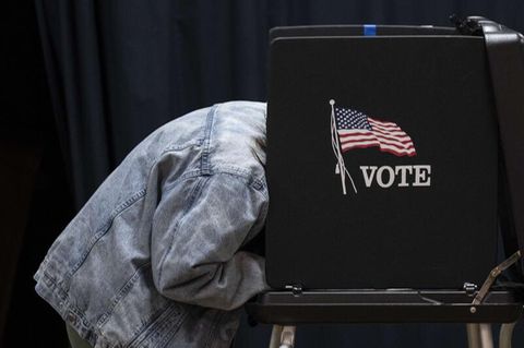 Ein US-Bürger wählt bei den Midterms