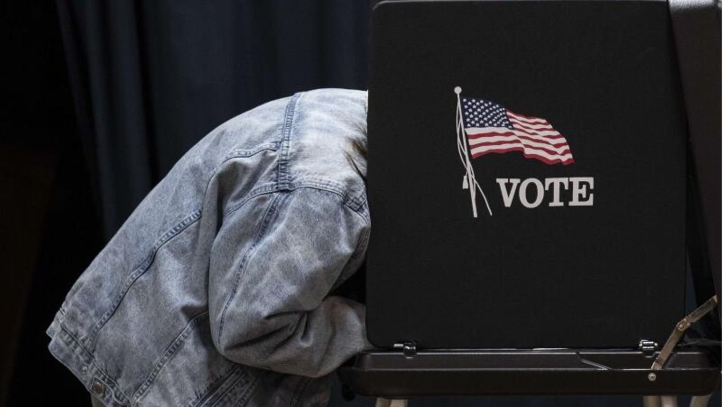 Ein US-Bürger wählt bei den Midterms
