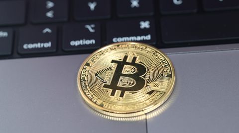 Bitcoin-Münze auf Laptop