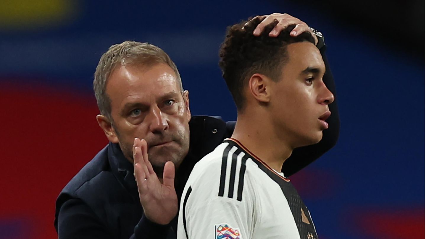 WM 2022 in Katar: Jamal Musiala Note: 2,5 Der 19-Jährige setzte zu Beginn kaum Akzente, wirkte auf der linken Außenposition etwas verloren. Seine Tempodribblings konnte er zunächst kaum einsetzen oder wurde robust gestoppt. Sorgte jedoch zunehmen für mehr Aufregung in der Hälfte der Spanier. Vergab die Riesenchance auf den Ausgleich, wo er hätte abspielen müssen. Er legte dann aber technisch gekonnt den Ball für Füllkrug bei dessen Treffer auf, wenngleich der Bremer ihm den Ball mehr oder minder vom Fuß nahm. Jamal Musiala Note: 2,5 Der 19-Jährige setzte zu Beginn kaum Akzente, wirkte auf der linken Außenposition etwas verloren. Seine Tempodribblings konnte er zunächst kaum einsetzen oder wurde robust gestoppt. Sorgte jedoch zunehmen für mehr Aufregung in der Hälfte der Spanier. Vergab die Riesenchance auf den Ausgleich, wo er hätte abspielen müssen. Er legte dann aber technisch gekonnt den Ball für Füllkrug bei dessen Treffer auf, wenngleich der Bremer ihm den Ball mehr oder minder vom Fuß nahm.