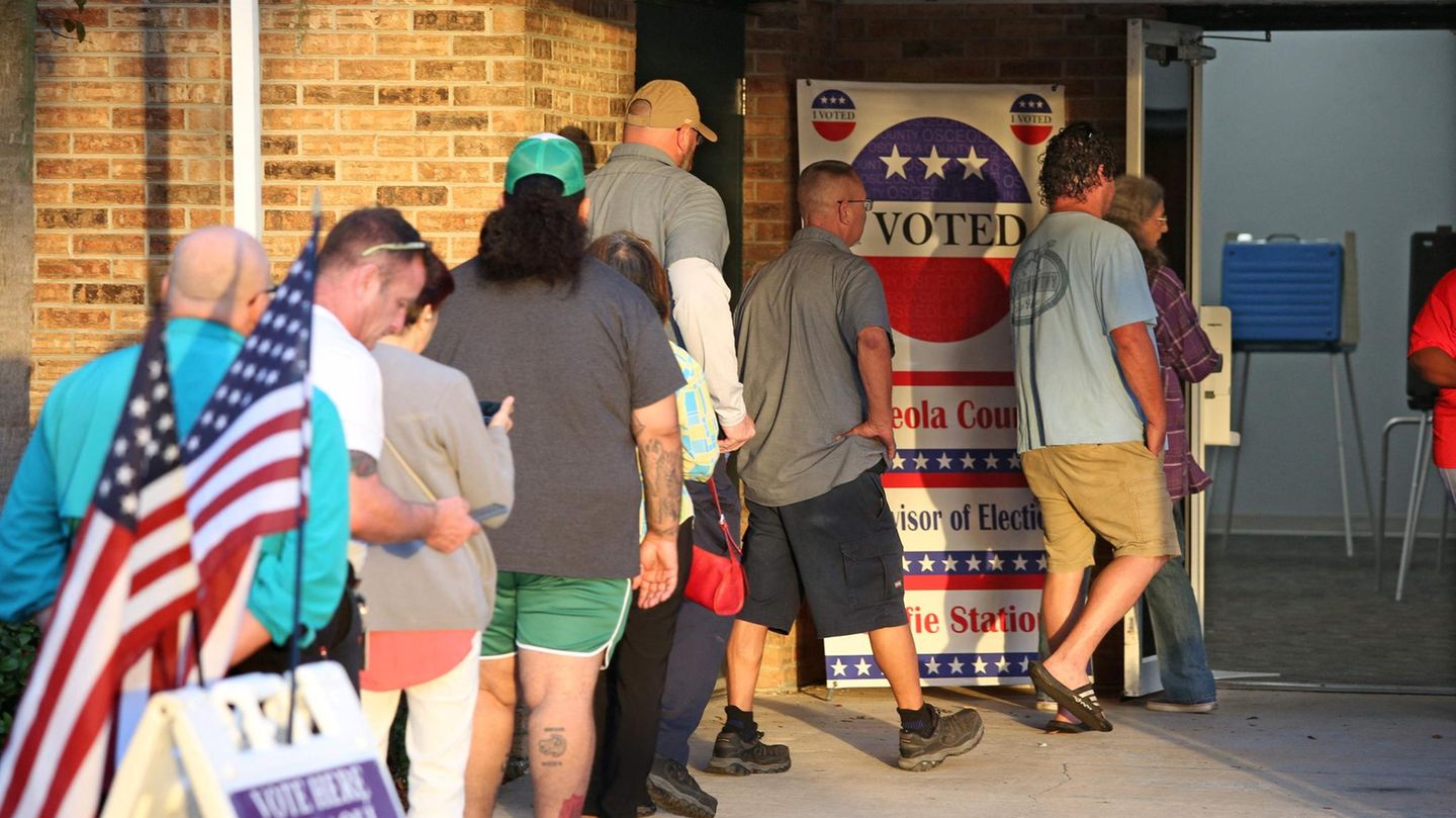 Wäher in Florida stehen Schlange