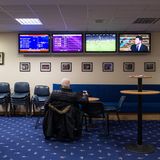 Ein Mann überprüft die Ergebnisse von Windhundrennen