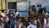 Freiwillige erklären Schulkindern die Situation der Windhunde in Irland
