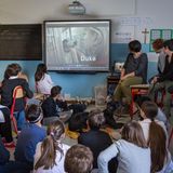 Freiwillige erklären Schulkindern die Situation der Windhunde in Irland