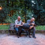 Mauro und Alessandro mit ihren Hunden Eragon und Fiaba auf einer Parkbank