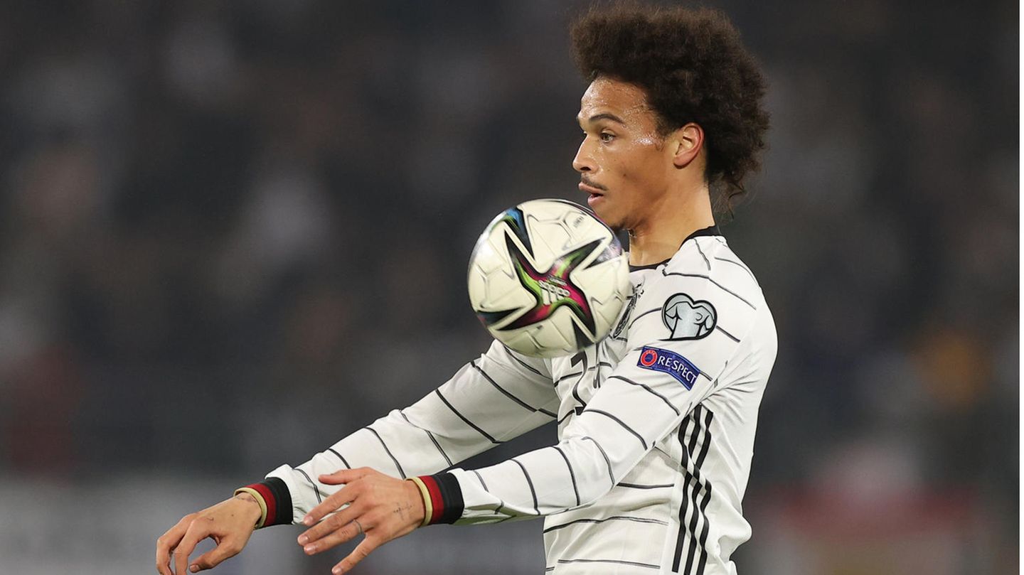 WM 2022 in Katar: Leroy Sané Note: 3, 5 Drückte sofort auf das Tempo, weitete den Raum für die Kollegen mit seinen Läufen durch das Mittelfeld und riss mit seinen Pässen die Abwehr der Lateinamerikaner auf. Ließ aber im Lauf des Spiels stark nach und tauchte einige Male ab. Legte noch das 4:2 von Füllkrug auf. Leroy Sané Note: 3, 5 Drückte sofort auf das Tempo, weitete den Raum für die Kollegen mit seinen Läufen durch das Mittelfeld und riss mit seinen Pässen die Abwehr der Lateinamerikaner auf. Ließ aber im Lauf des Spiels stark nach und tauchte einige Male ab. Legte noch das 4:2 von Füllkrug auf.