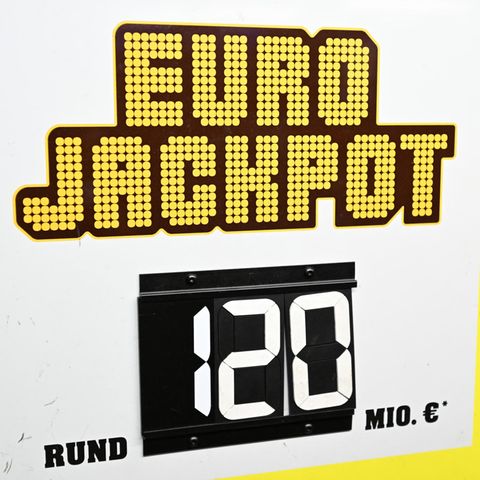 Eine Werbetafel für das Glücksspiel Eurojackpot steht an einer Annahmestelle
