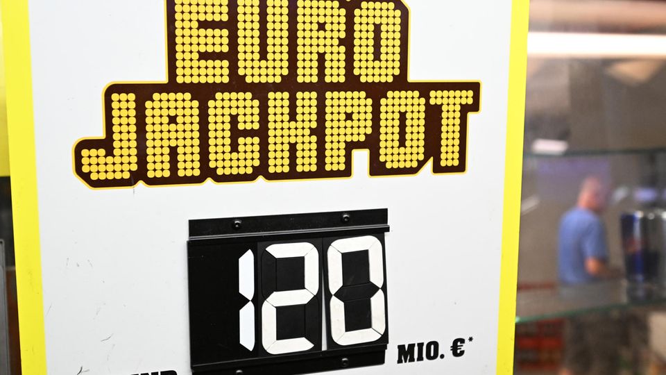 Eine Werbetafel für das Glücksspiel Eurojackpot steht an einer Annahmestelle