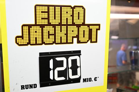 Eine Werbetafel für das Glücksspiel Eurojackpot steht an einer Annahmestelle