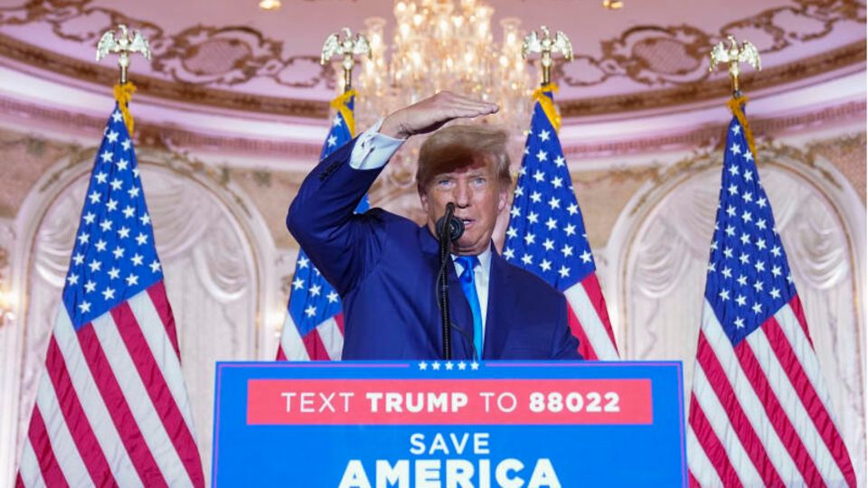 Der ehemalige Präsident Donald Trump spricht am Wahltag im Mar-a-Lago zu Unterstützern