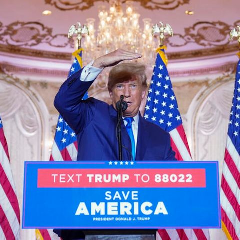 Der ehemalige Präsident Donald Trump spricht am Wahltag im Mar-a-Lago zu Unterstützern