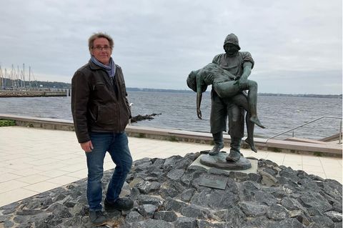 Künstler Kai Piepgras vor der Skulptur von Adolf Brütt