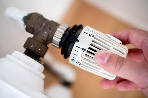 Eine Hand dreht an einem Thermostat. Die CO2-Steuer sollen jetzt auch Vermieter zahlen