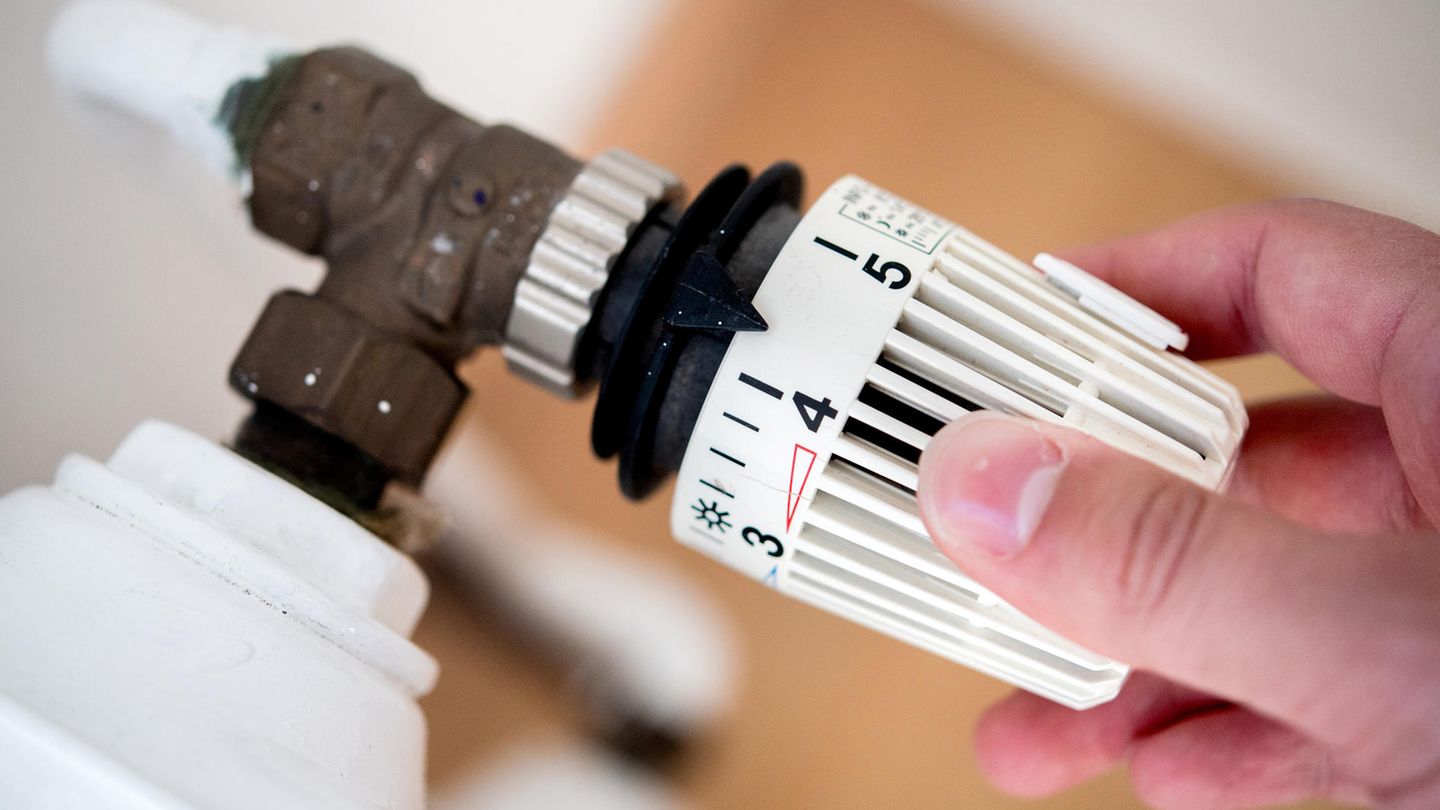 Eine Hand dreht an einem Thermostat. Die CO2-Steuer sollen jetzt auch Vermieter zahlen