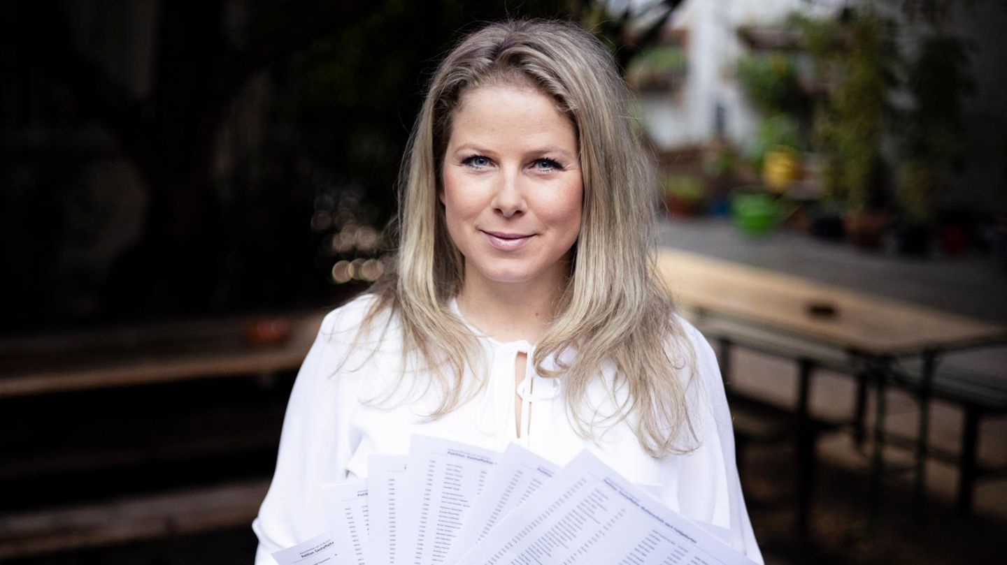 Natascha Sagorski hält mehrere Zettel mit Unterschriften in der Hand. Sie fordert gestaffelten Mutterschutz nach Fehlgeburten.