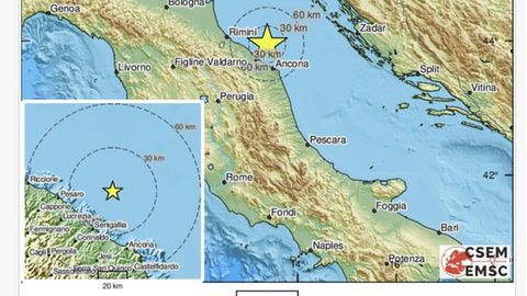 Ein Kartenausschnitt von Italien mit einem gelben Stern vor der Adriaküste