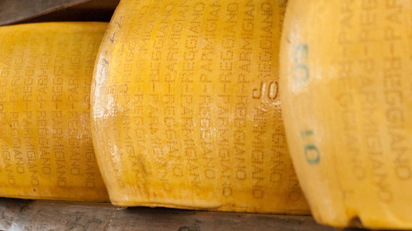 12 Monate Mindestreife  Parmigiano Reggiano muss mindestens 12 Monate reifen, üblich sind es eher 24 Monate. Grana Padano landet bereits ab neun Monaten Reifezeit im Handel.
