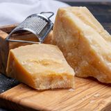 Nur Gras und Heu  Beim Parmesan dürfen die Kühe, deren Milch für die Produktion benötigt wird, ausschließlich mit Heu und Gras gefüttert werden. Beim Grana Padano ist auch die Verwendung von Silage, also fermentiertem Futter, erlaubt.
