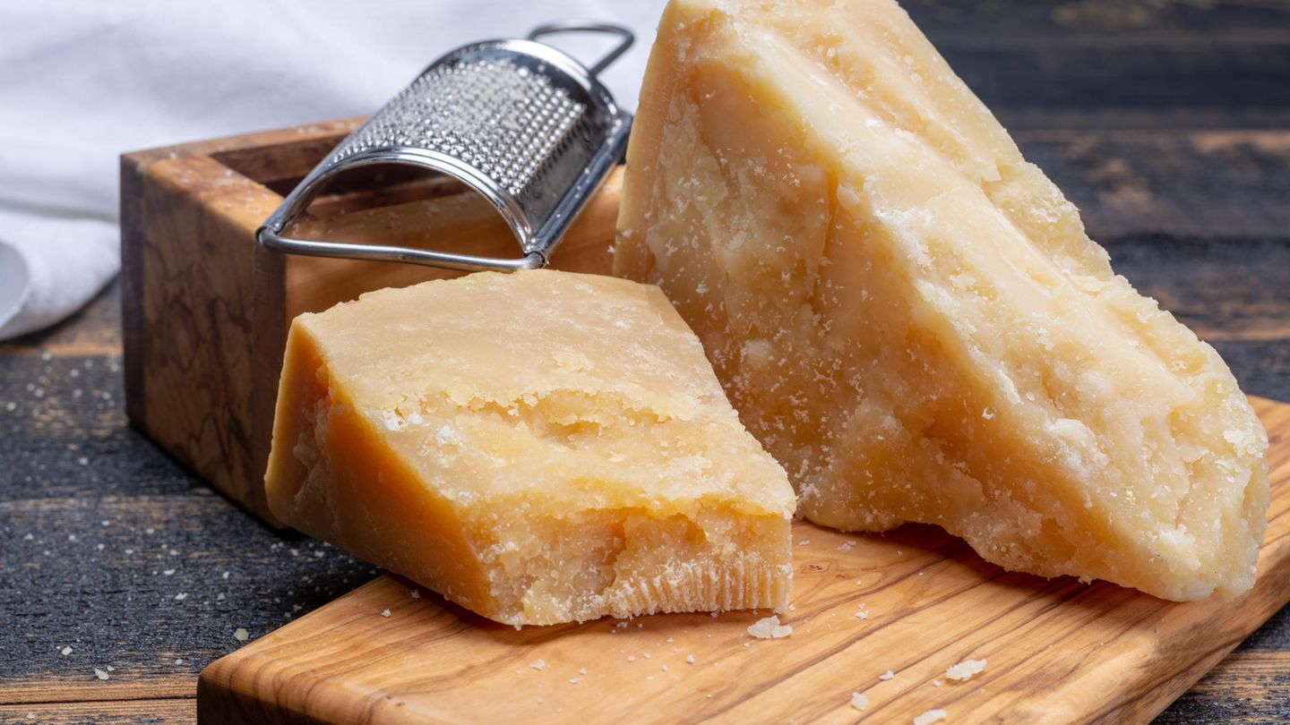 Nur Gras und Heu  Beim Parmesan dürfen die Kühe, deren Milch für die Produktion benötigt wird, ausschließlich mit Heu und Gras gefüttert werden. Beim Grana Padano ist auch die Verwendung von Silage, also fermentiertem Futter, erlaubt.