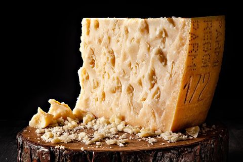 Ohne Zusatzstoffe  Beim Parmigiano Reggiano ist der Einsatz von Zusatzstoffen untersagt. Beim Grana Padano ist die Verwendung von Lysozym, einem Protein, das aus Hühnereiweiß gewonnen wird, erlaubt. Das wird eingesetzt, um unerwünschte Gärungen zu kontrollieren.