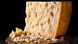 Ohne Zusatzstoffe  Beim Parmigiano Reggiano ist der Einsatz von Zusatzstoffen untersagt. Beim Grana Padano ist die Verwendung von Lysozym, einem Protein, das aus Hühnereiweiß gewonnen wird, erlaubt. Das wird eingesetzt, um unerwünschte Gärungen zu kontrollieren.